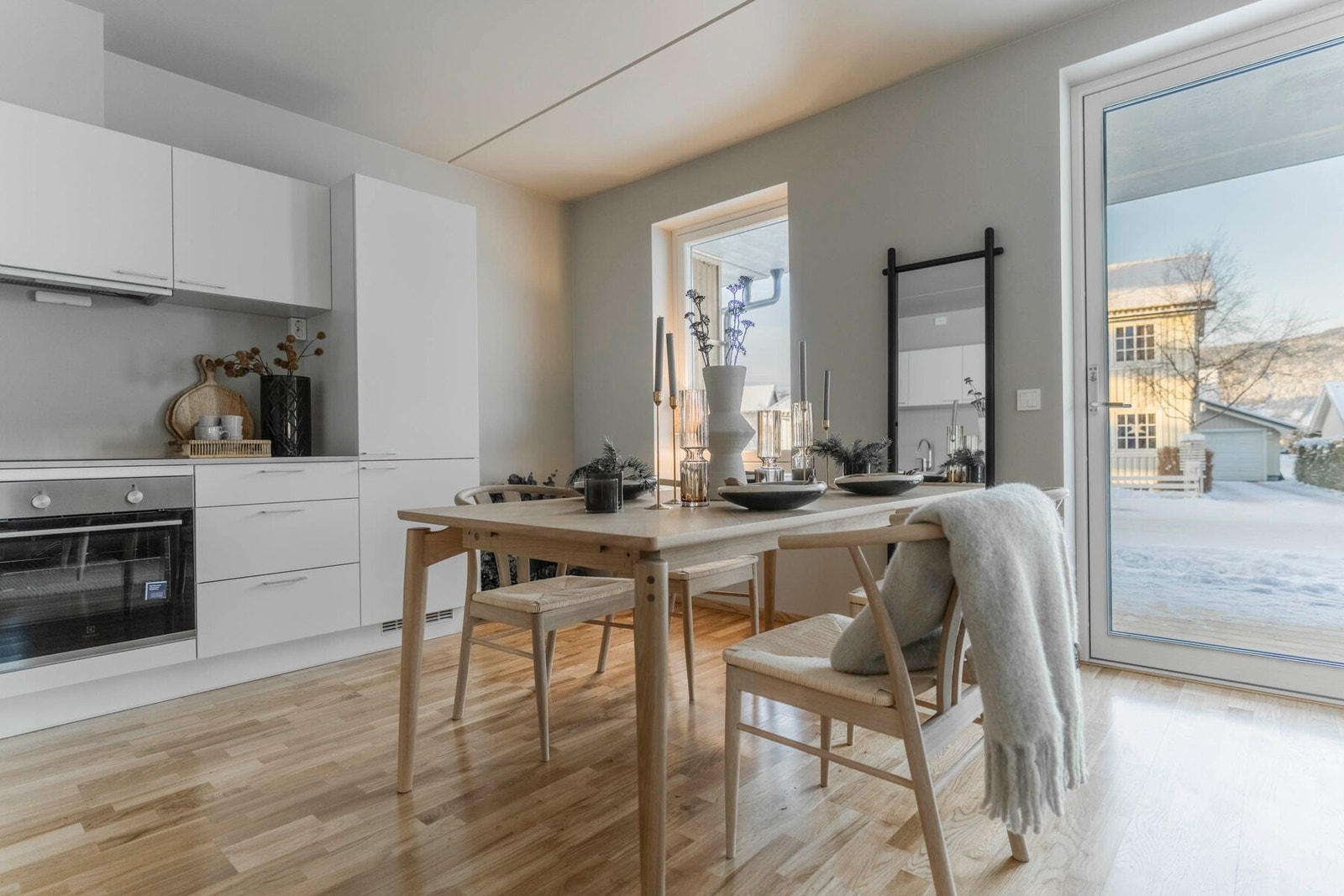 God plass til et koselig spisebord for sosiale sammenkomster | Bildet er av en identisk leilighet i 1.etg. Leilighets som selges ligger i etasjen over Galleribilde