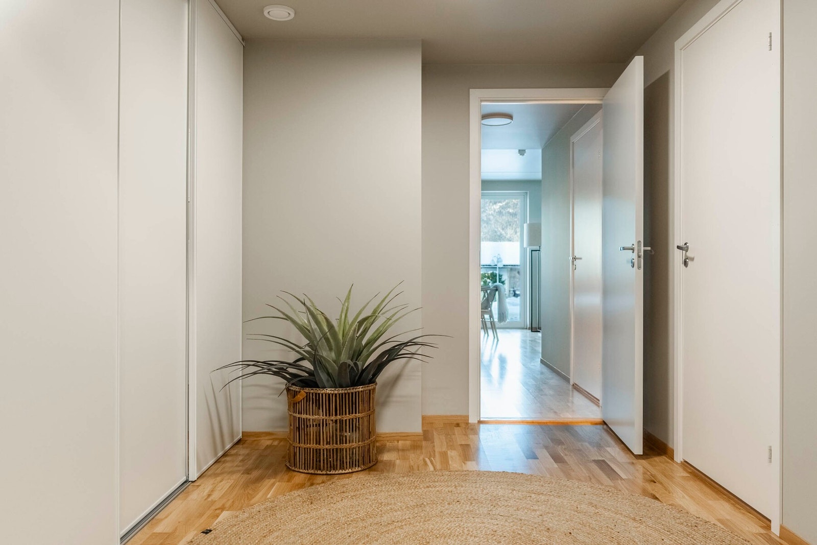 Romslig gang med praktisk skyvedørsgarderobe t | Bildet er av en identisk leilighet i 1.etg. Leilighets som selges ligger i etasjen over Galleribilde