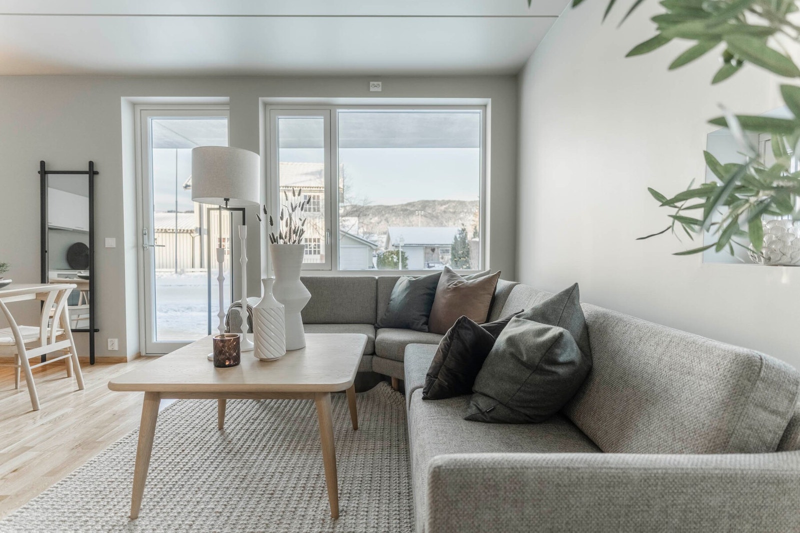 Leiligheten nyter store vindusflater som sørger for rikelig med naturlig lysinnslipp | Bildet er av en identisk leilighet i 1.etg | Leilighets som selges ligger i etasjen over Galleribilde