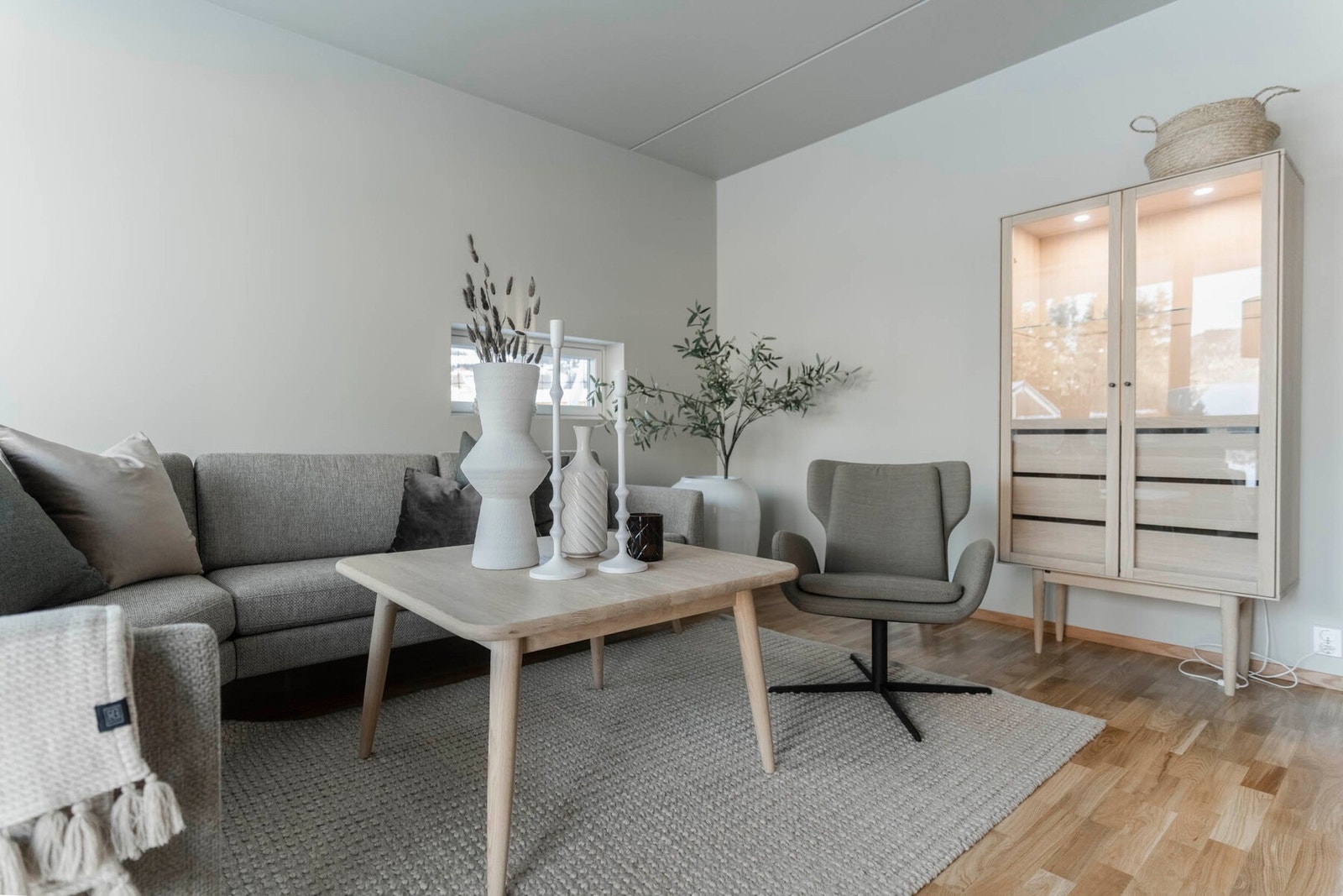 Praktisk planløsning med en åpen stue- kjøkkenløsning | Bildet er av en identisk leilighet i 1.etg | Leilighets som selges ligger i etasjen over Galleribilde