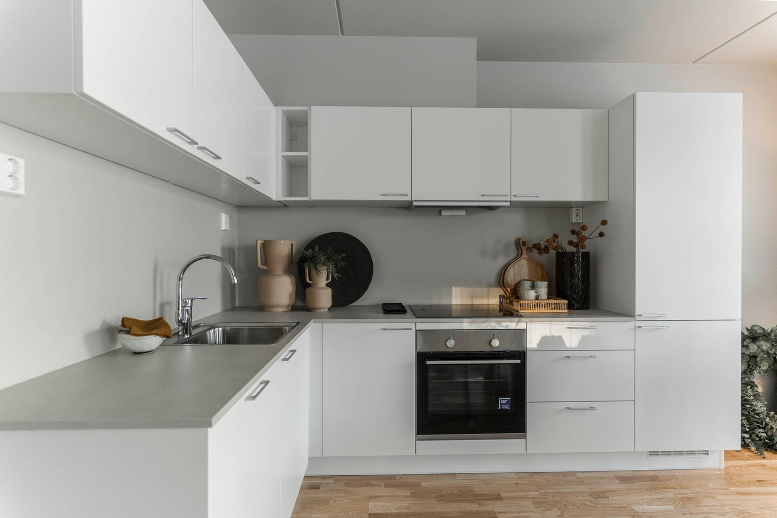 Lekkert kjøkken med integrerte hvitevarer Galleribilde