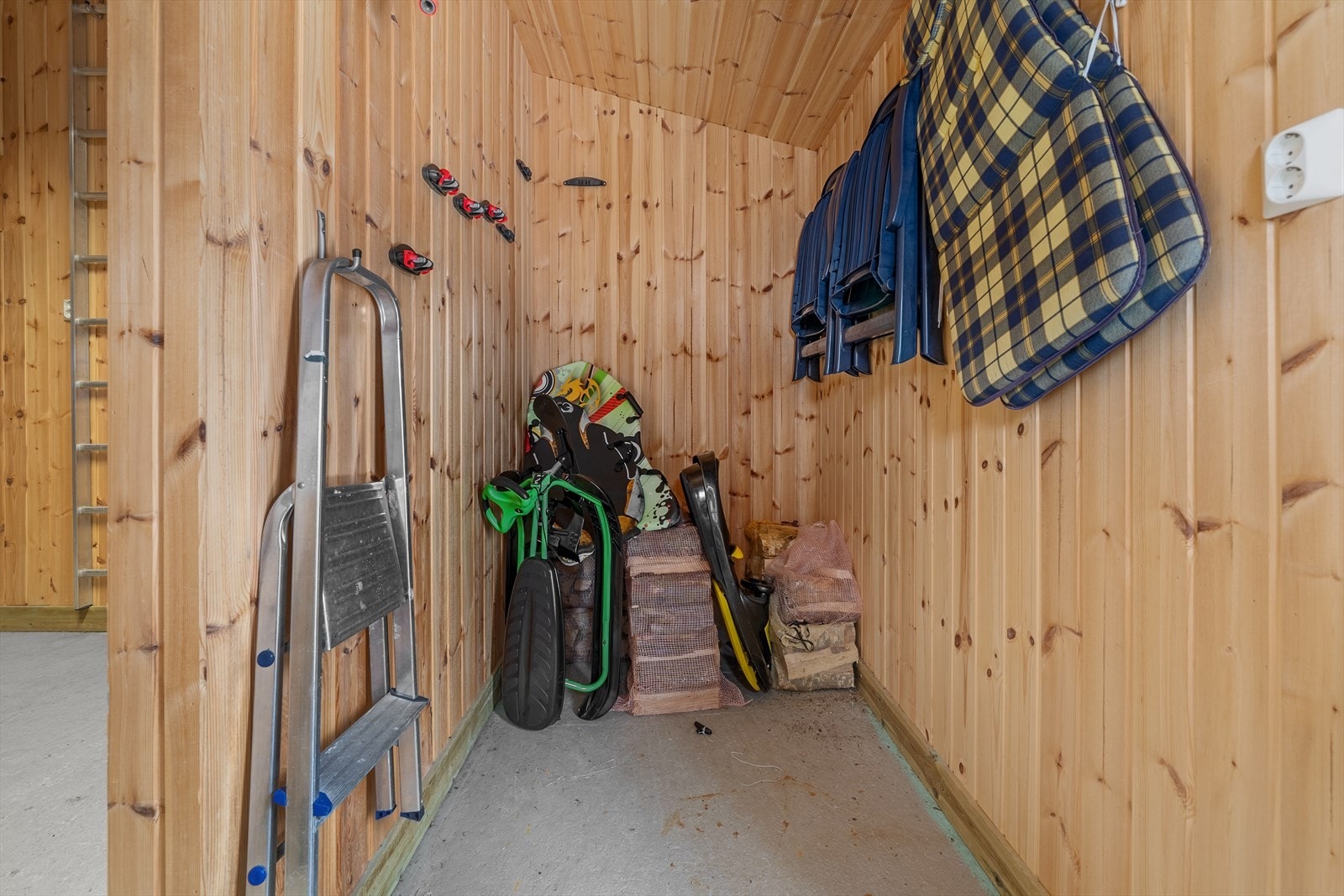 Det er og en stor sportsbod med tilknytning til garasjen.
Boden har også en egen inngang. Galleribilde