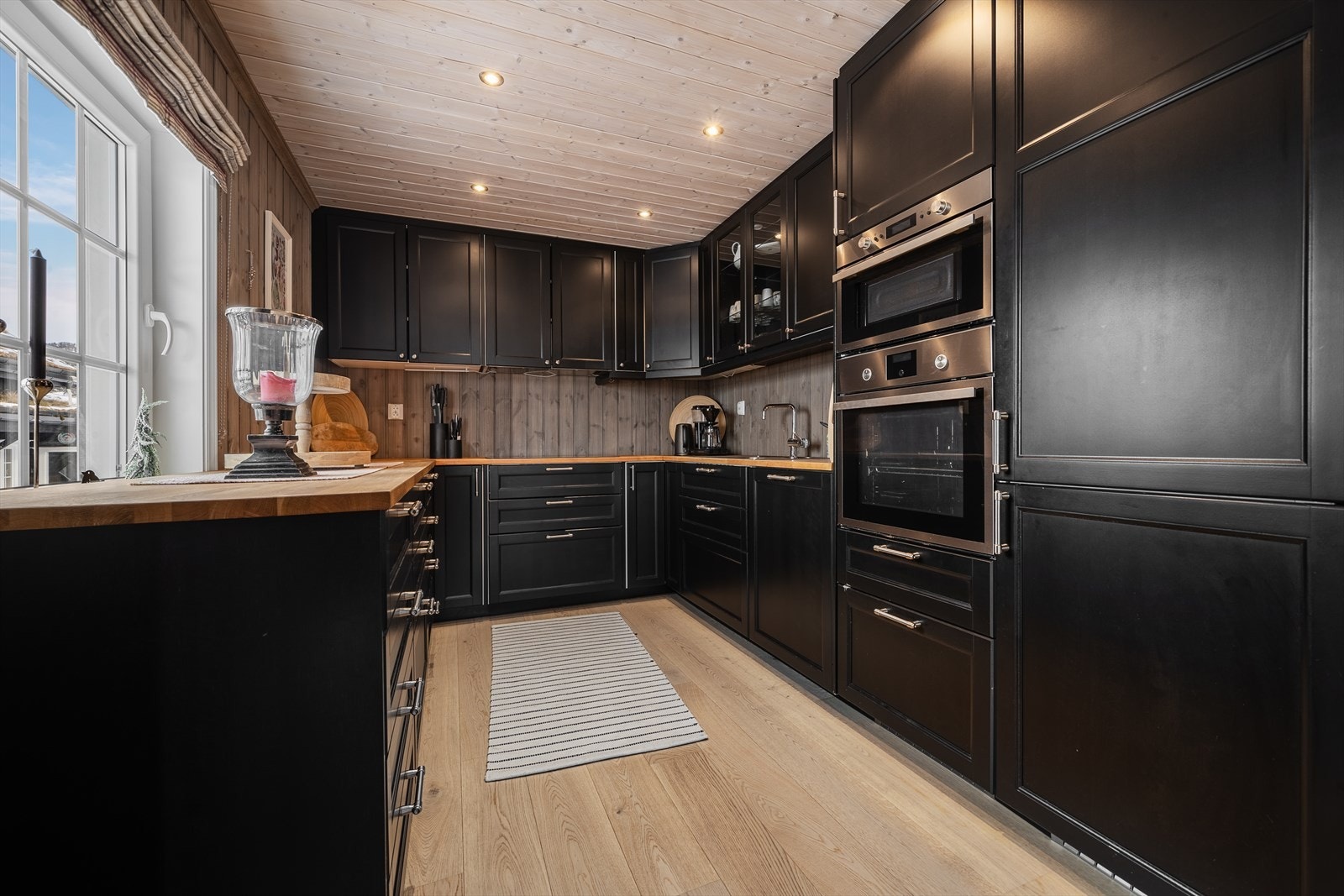 Den store benken, vindu over benk og downlights gir deg gode arbeidsforhold og godt arbeidslys Galleribilde