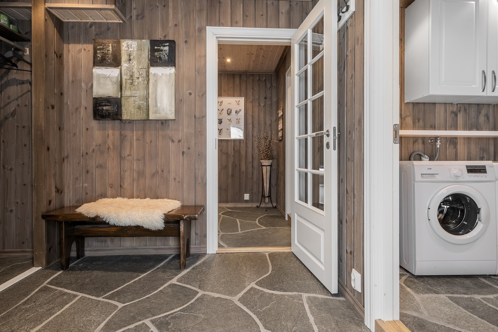 Romslig og god gang med skyvedørsgarderobe. I gangen er det godt med lys fra downlights belysning og lekkert skifer gulv med varmekabler. Galleribilde