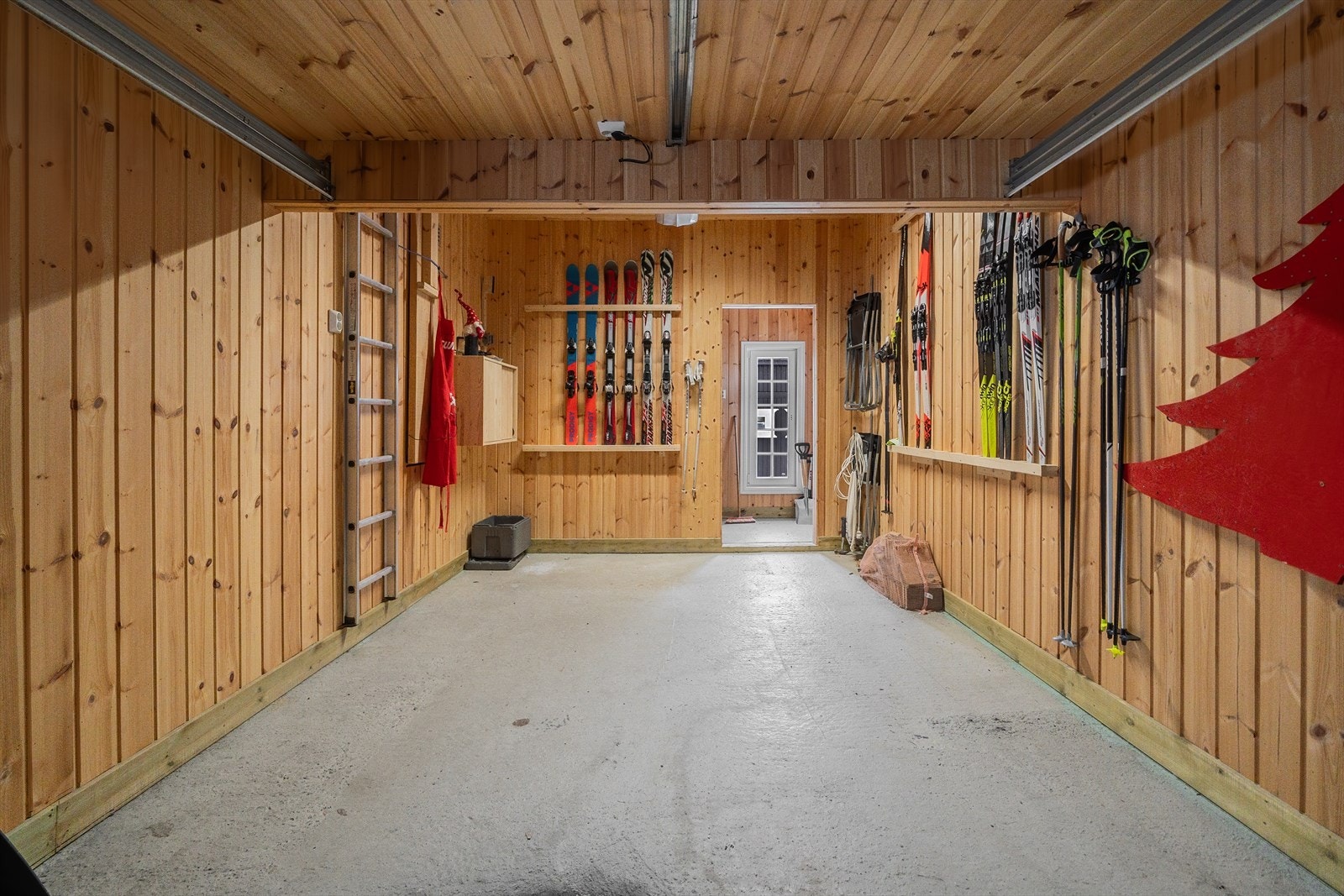 Her kan du kjøre bilen rett inn i garasjen når du ankommer hytta. Garasjen har en smart hems med god plass til oppbevaring. Galleribilde