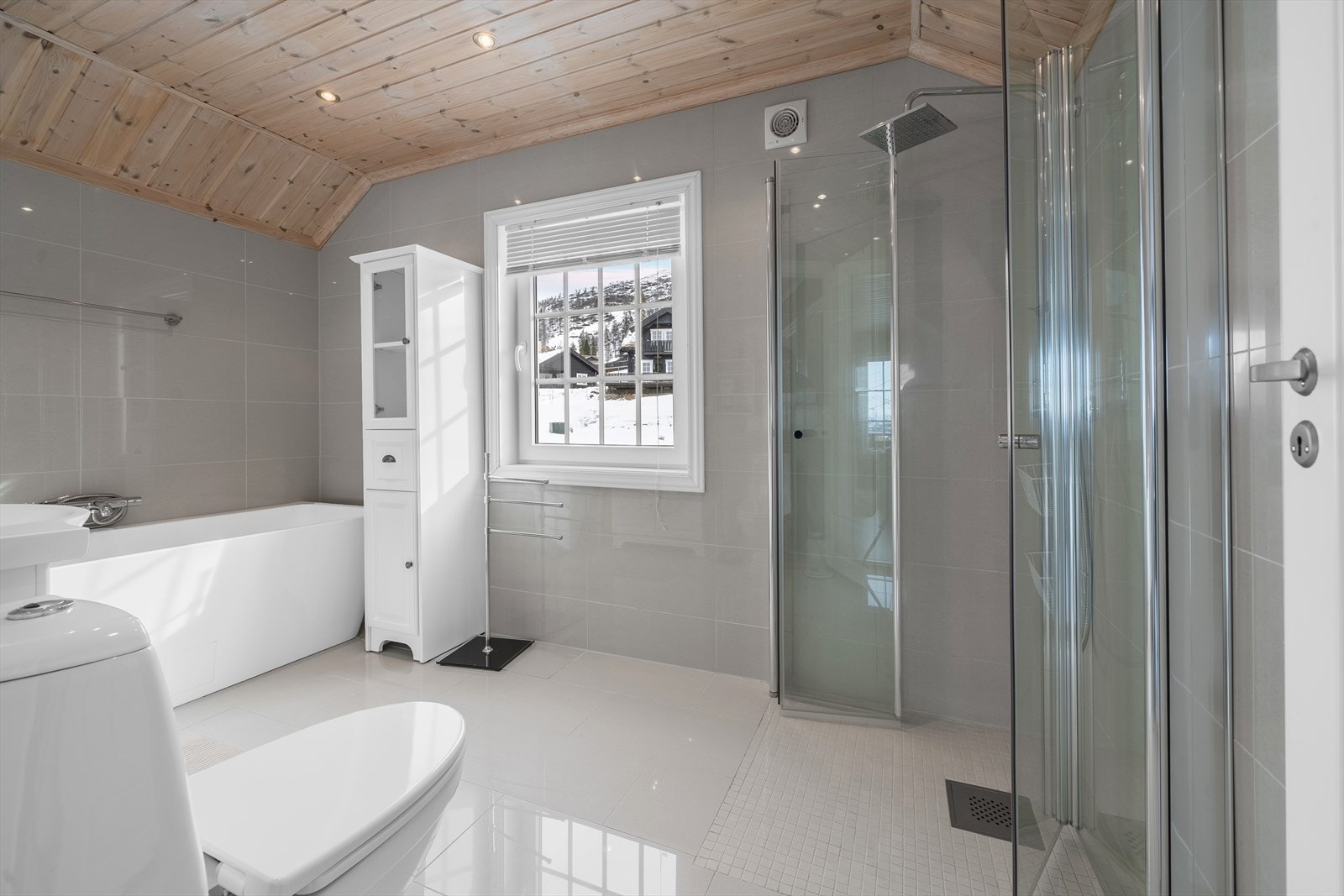 Badet i 2 etasje er lekkert som badet i første etasje. Her har du pent flislagt på gulv med varmekabler og flislagte vegger. Badet er innredet med badekar og dusjhjørne med regndusj. Galleribilde