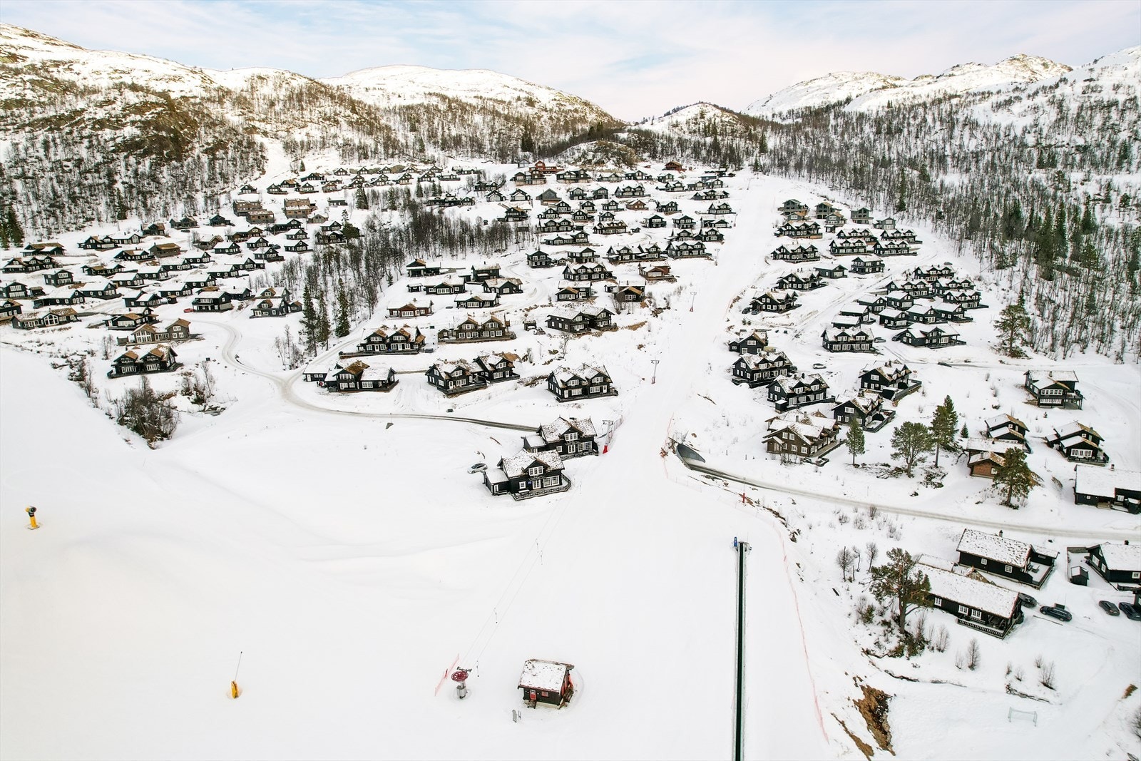 På Raulandsfjell kan du på fine dager ta deg videre oppover på fjellet. Fra toppen av heisen er det en 2 timers gåtur før du kommer opp på Raulands høyeste topp. På toppturer fra 20 minutter til 2 timers gåtur har du muligheter til å stå offpist i områder Galleribilde
