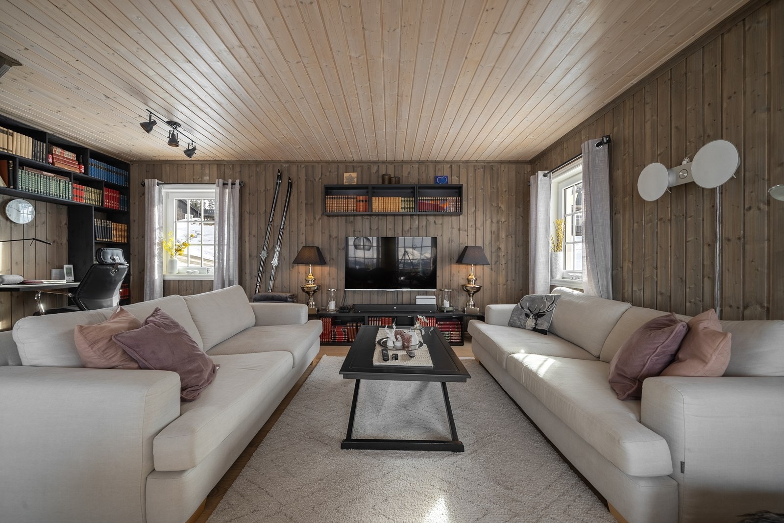 Stuen oppleves som meget lyst og luftig med de store vindusflatene som slipper inn godt med naturlig lys. Galleribilde