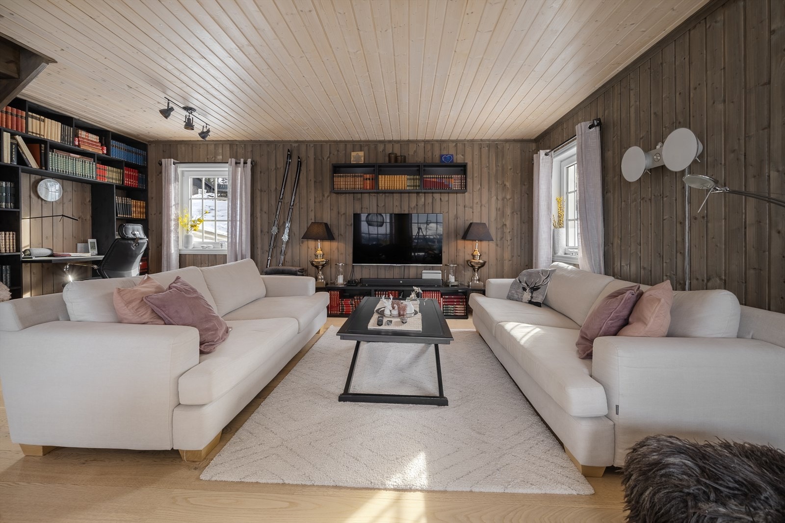 Stua er møbleringsvennlig og har en god kombinasjon av store vinduer mot vest det er mindre vinduene på de øvrige veggen. Galleribilde