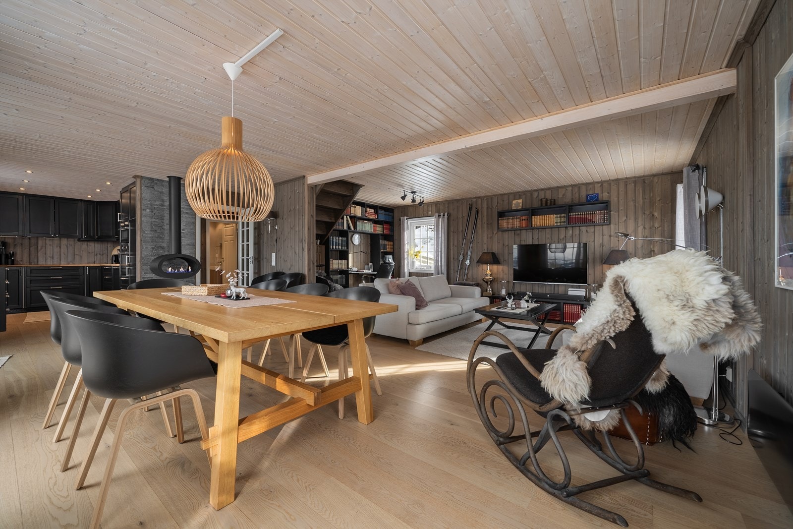 Stue er av god størrelse som byr på rikelig med plass til famille og venner. Galleribilde