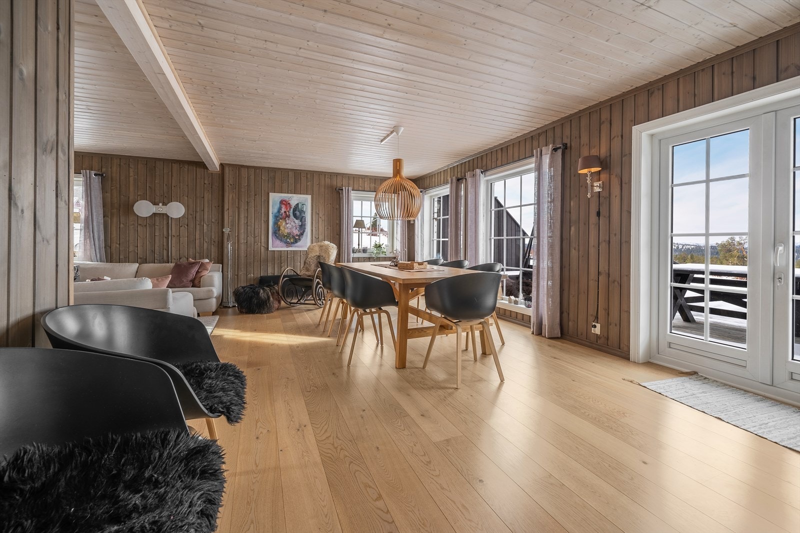 Store flotte vindusflater som slipper inn mye naturlig lys. Galleribilde