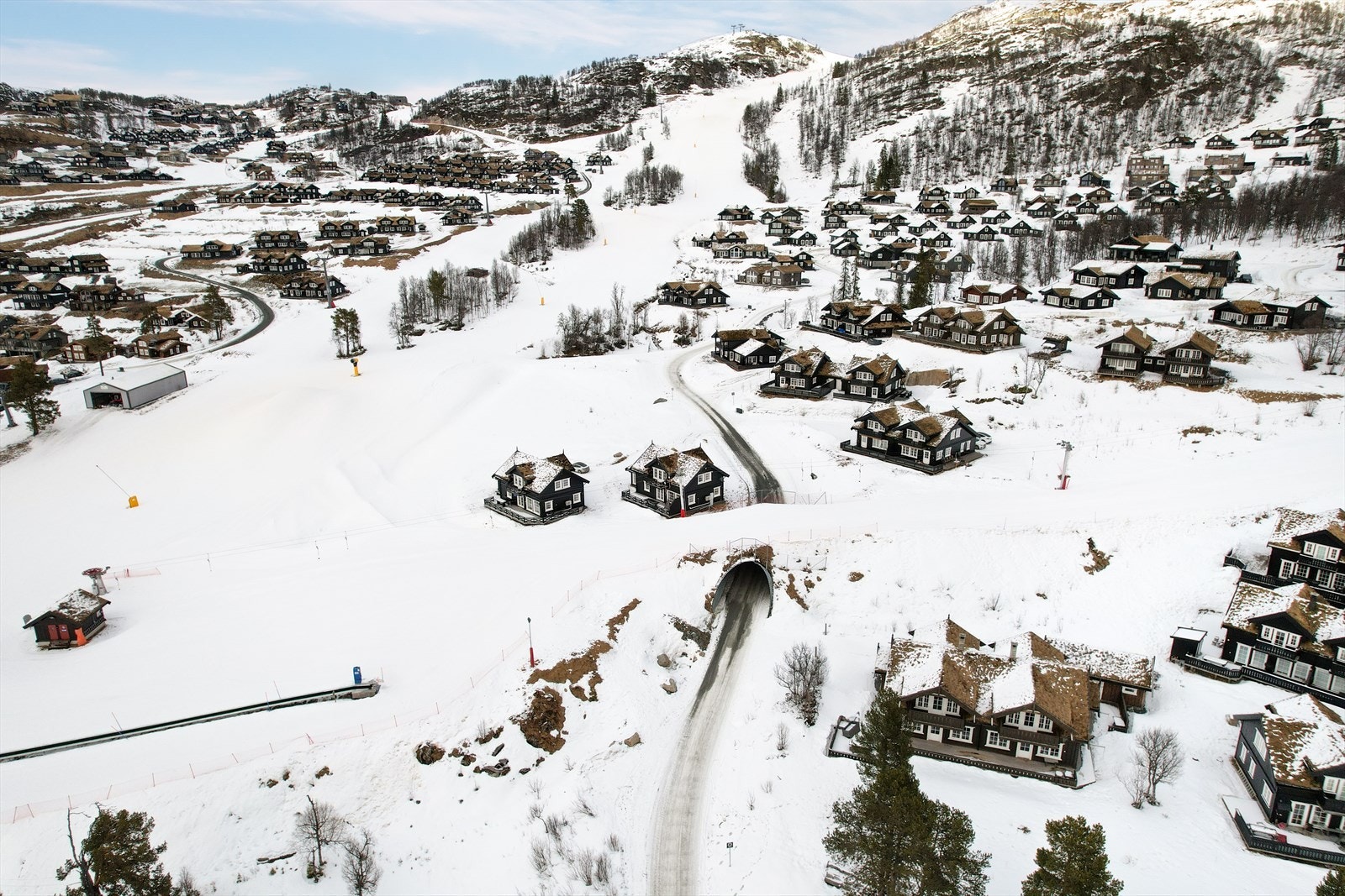 Hytta har en suveren beliggenhet for den alpinglade med direkte tilgang til alpin bakken. Her kan du kjøre rett ut i alpinbakken og like ved har du flotte preparerte langrennsløyper. Galleribilde