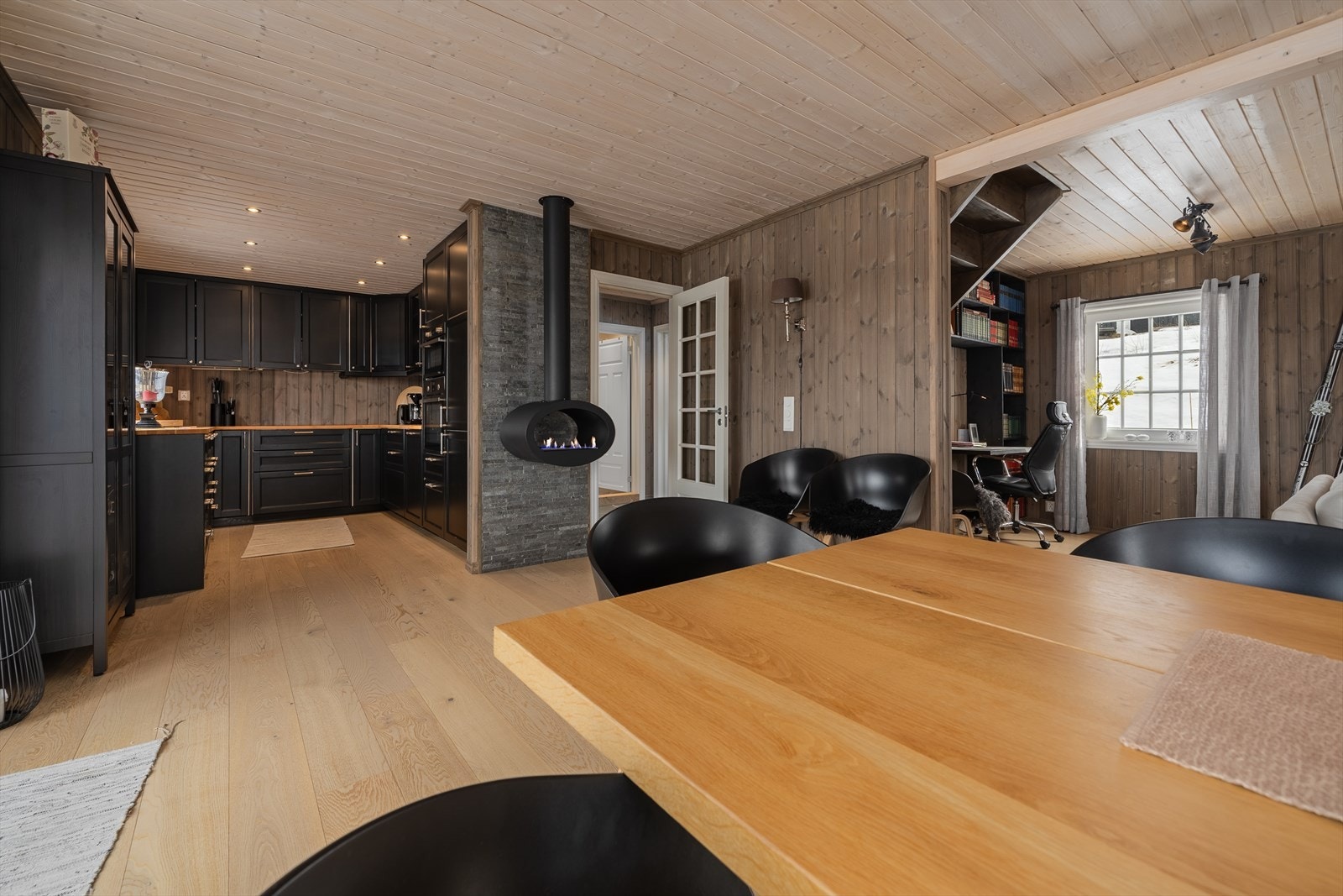 For kjølige dager eller bare kos er det montert en lekker gassovn i stuen. Galleribilde