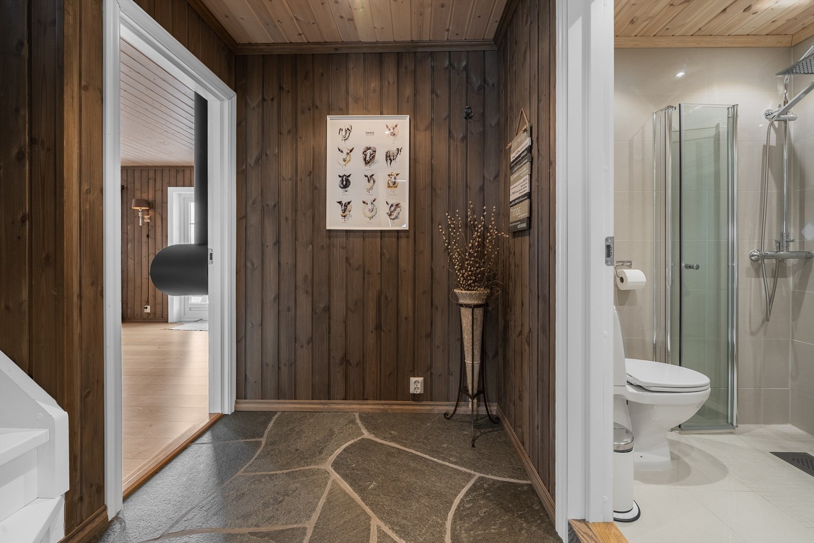 Gangen er av god størrelse og med direkte inngang til vaskerom. Galleribilde