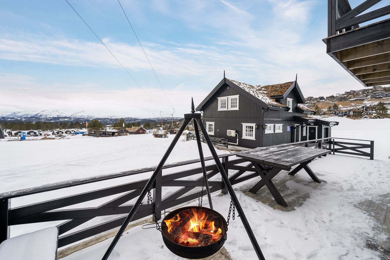 Terrassen ligger skjermet fra biltrafikk og ligger lite utsatt for vær og vind. Du kan nyte dager i solen på terrassen, mens det blåser på toppene. Galleribilde