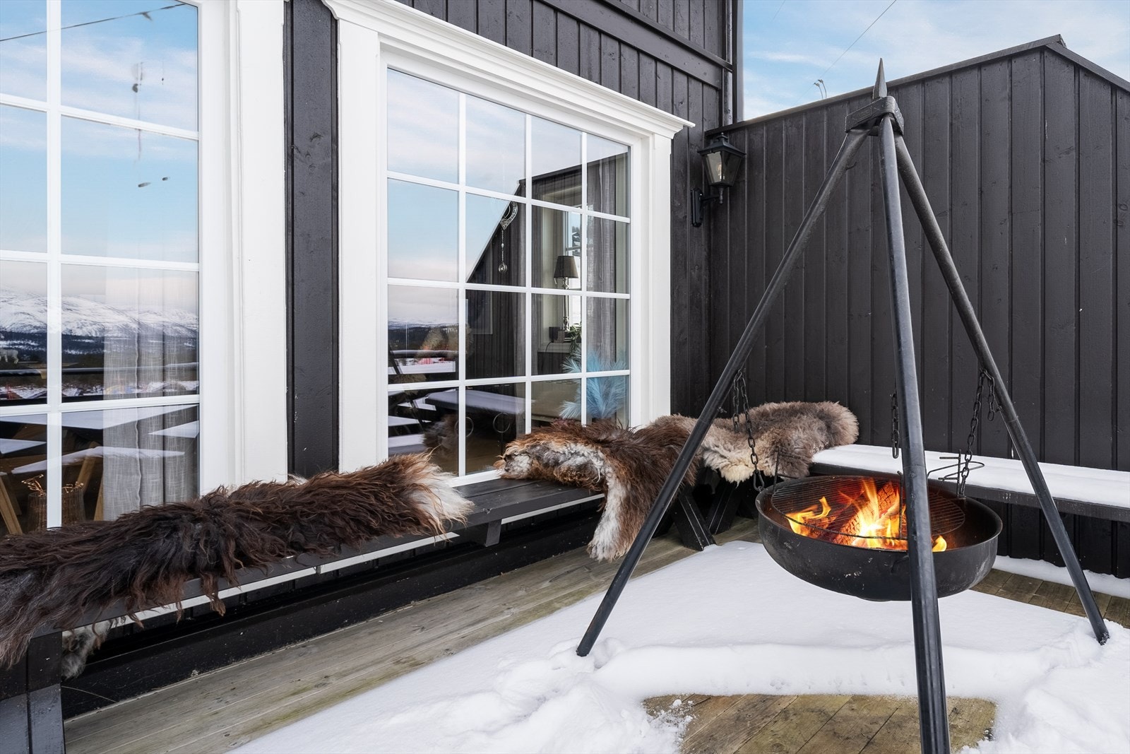 Her kan bålpanna fyres og familien kan svipper innom for en hyggelig lunsj på terrassen før de suser ut i bakken igjen. Stor terrasse på 30kvm hvor det er rikelig med plass til møblement. Galleribilde