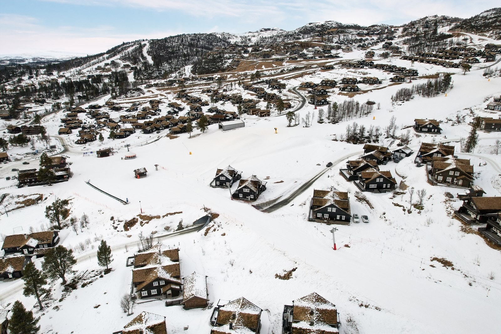Skal du kjøre alpint, og ønsker du variasjon har du her også mye å velge mellom. I Rauland skisenter bestående av tre skiområder, med til sammen 14 heiser og 38 nedfarter. Galleribilde
