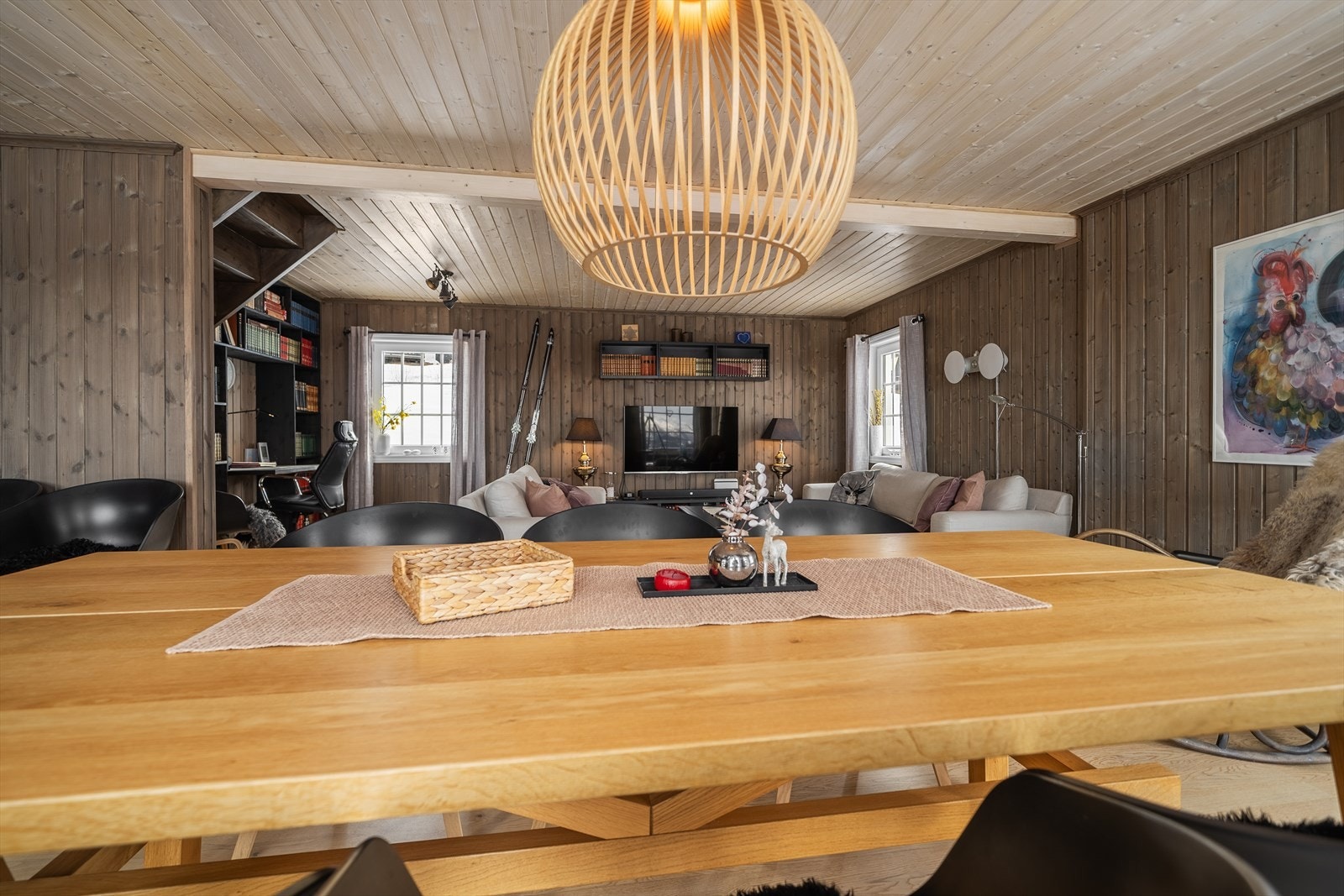 Her er det god plass til stor spisestue som rommer mer enn 13 rundt bordet. Galleribilde