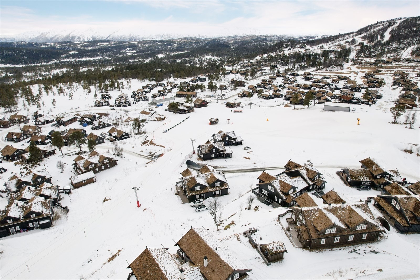 Har du interesser for jakt, fiske, sykling, og riding, vil du kunne få tilgang til det beste av hva den norske fjellheimen har å by på. Uansett årstid har du tilbud om en rekke aktiviteter. I sentrum er det utvalg av både kafeer, og flere hyggelige butik Galleribilde