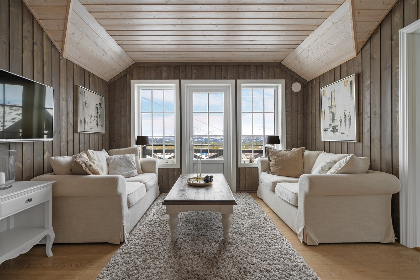 Fra loftstuen har man også fantastisk utsikt over Raulandsfjell. Galleribilde