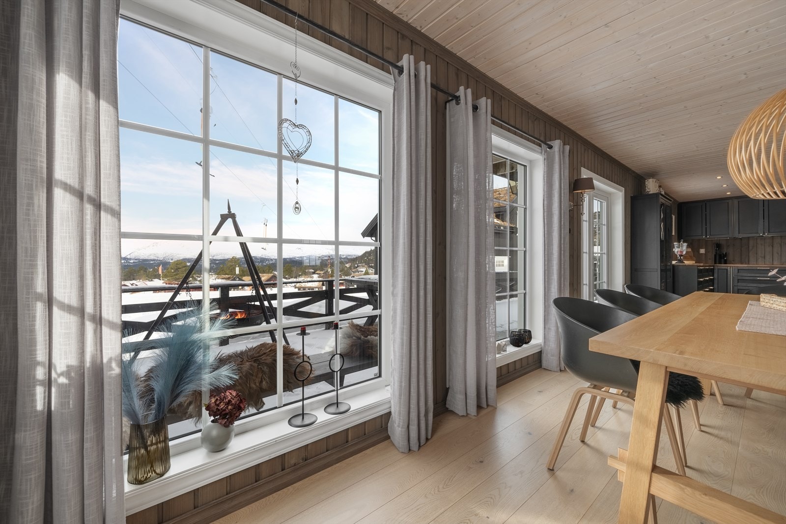 Her kan du nyte utsikten mot Raulandsfjell, solen og livet i bakken. Galleribilde