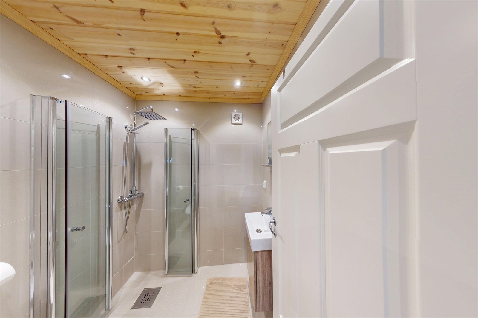 Hytta har et tidsriktig og stilig bad, med downlight belysning og flislagt gulv med varmekabler. Galleribilde