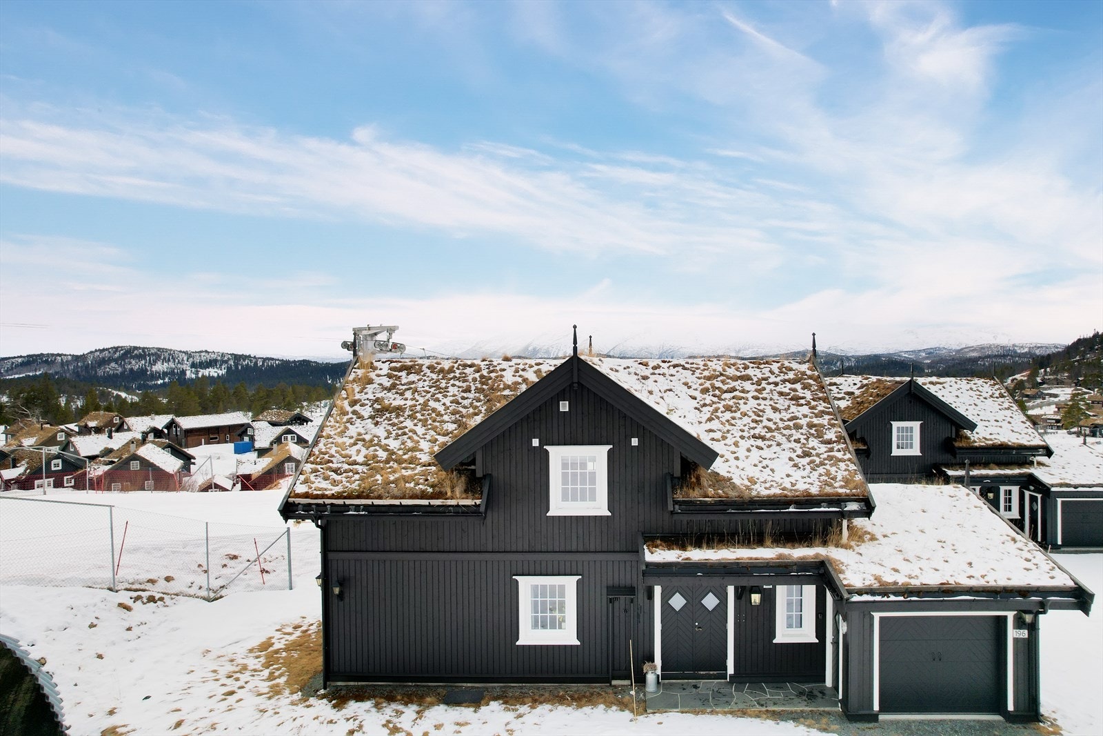 Hytta har en solrik beliggenhet og flott utsikt mot Raulandsfjell. Galleribilde