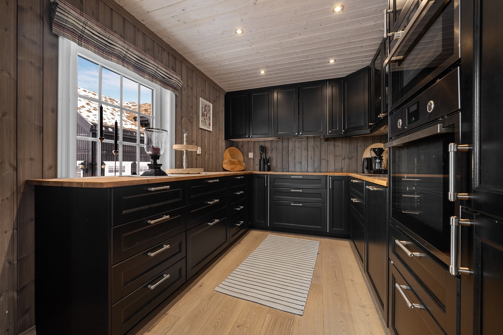 Hvitevarer som komfyr, steketopp, mikro, oppvaskmaskin og kjøleskap/fryseskap er integrerte. Hvitevarer medfølger. Galleribilde