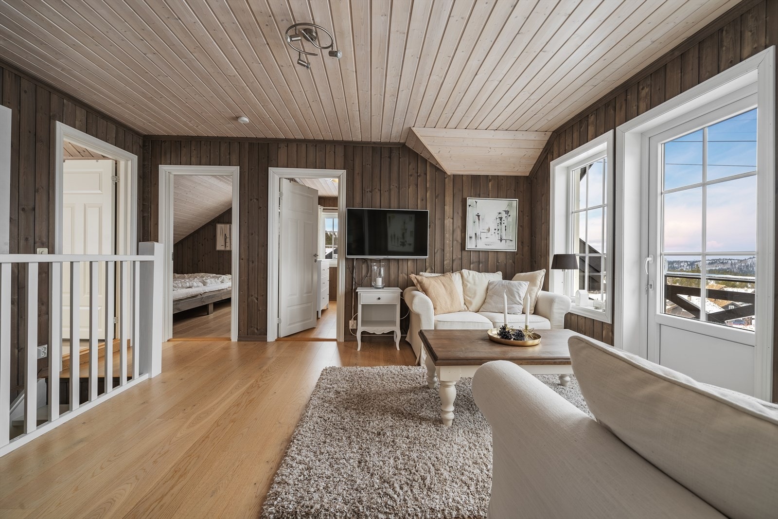 I hyttas andre etasje er det fire soverom og loftstue med utgang til balkong. Galleribilde