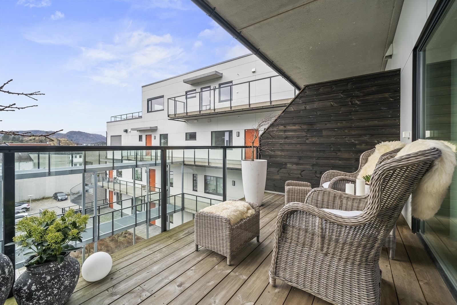 Stor terrasse med plass til møblement. Galleribilde