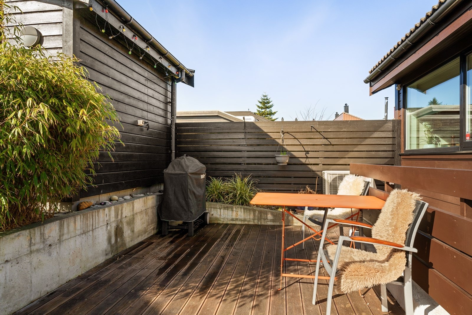 Hyggelig og skjermet terrasse med plass til utemøbler og grill Galleribilde