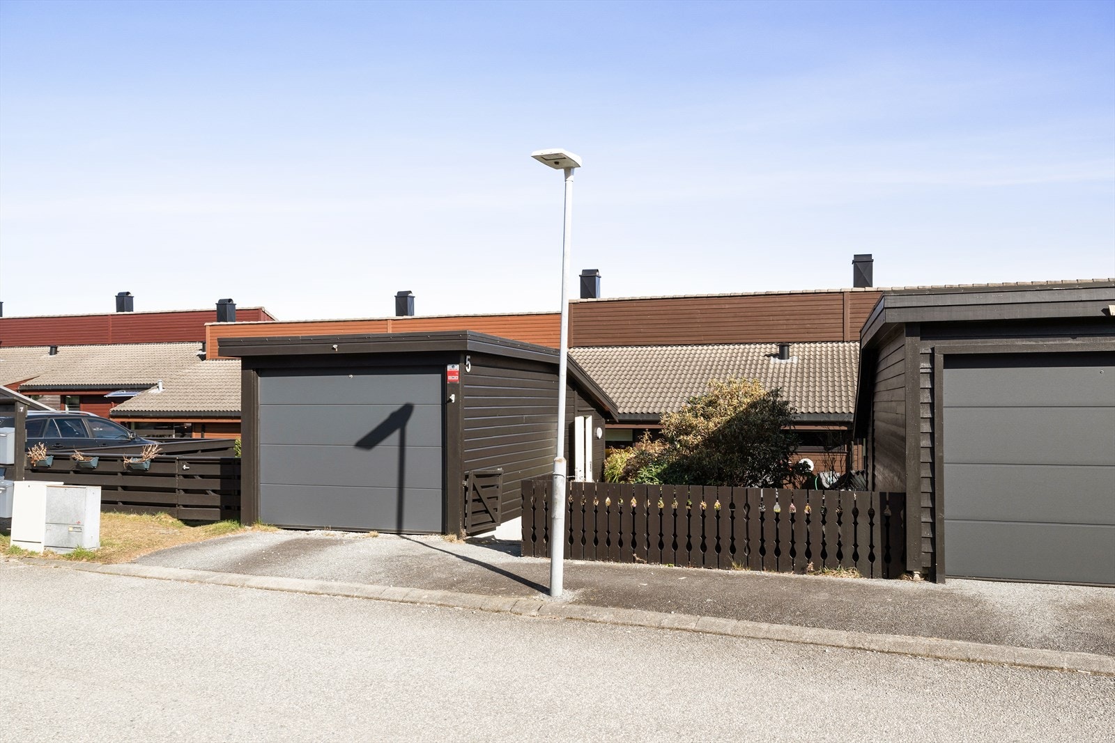 Garasje med elbillader Galleribilde