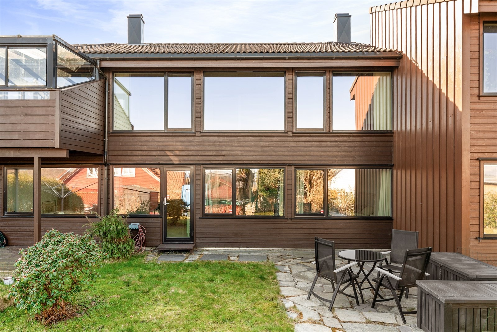Skeiestraen 5 har en flott beliggenhet i et veletablert og trivelig nabolag på Hundvåg i Stavanger. Galleribilde