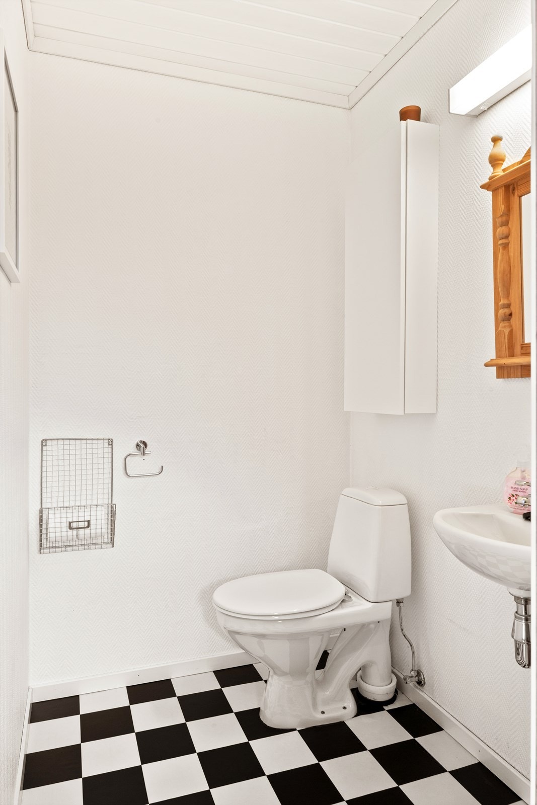 Praktisk gjestetoalett med WC og servant gjør hverdagen enklere og er perfekt når man har besøk. Galleribilde