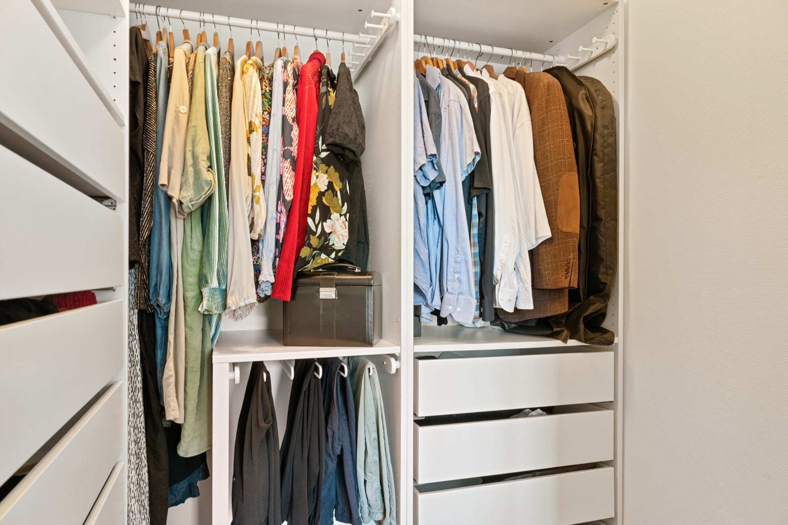 Hovedsoverommet har tilgang til en romslig walk-in-garderobe Galleribilde