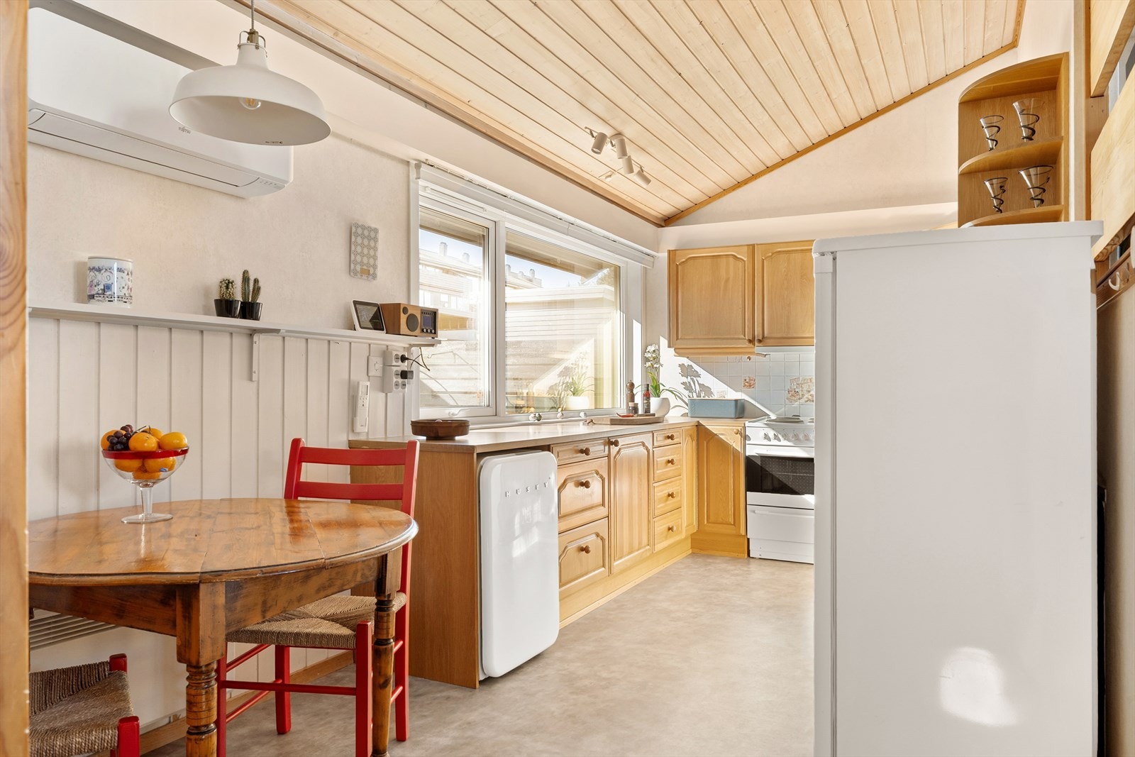 I enden av rommet er det plass til et hyggelig frokostbord. Galleribilde