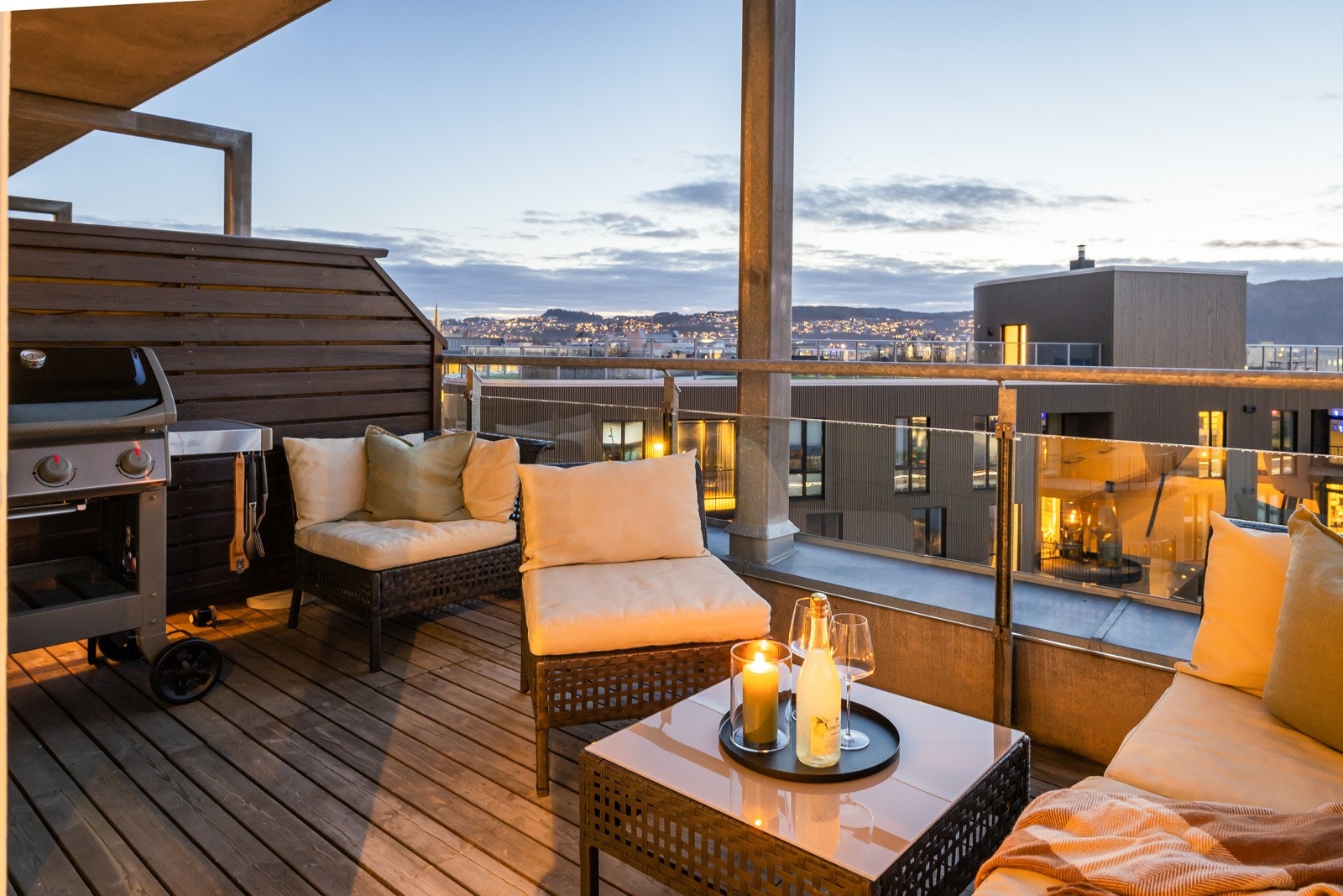 Romslig privat takterrasse på ca. 9 kvm utenfor stuearealet. Galleribilde