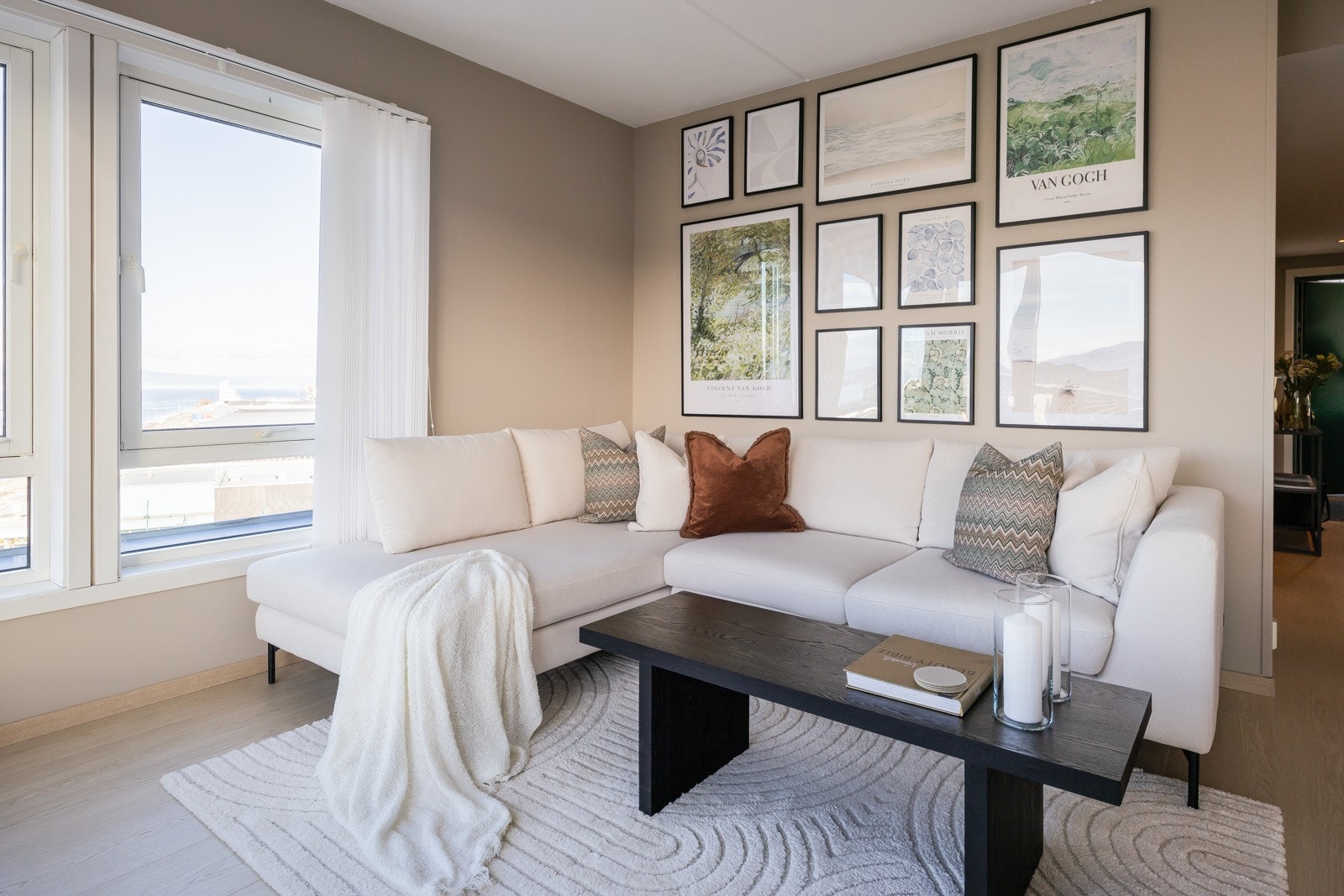 Stuearealet og øvrige deler av boligen er helt privat og uten innsyn, til tross for sine utstrakte vindusflater. Galleribilde