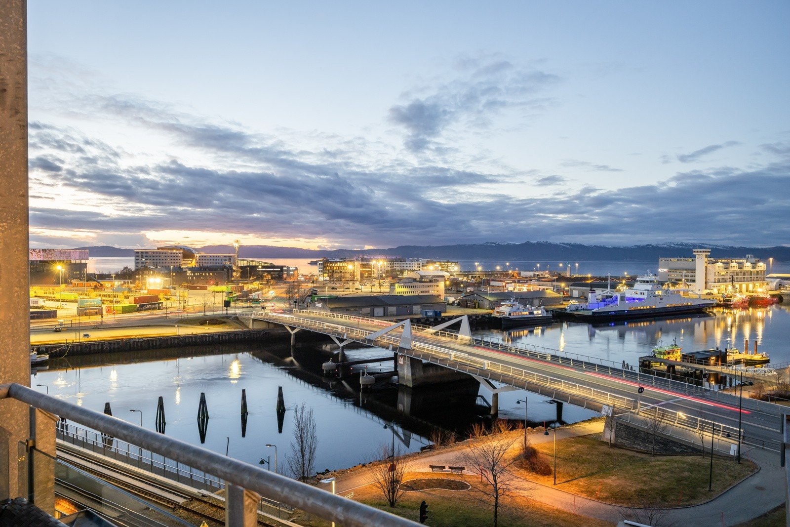 Boligen ligger i det ytterste bygget i Dyre Halses gate, hvor man nyter en majestetisk utsikt, ingen innsyn, og fantastiske lysforhold. Galleribilde