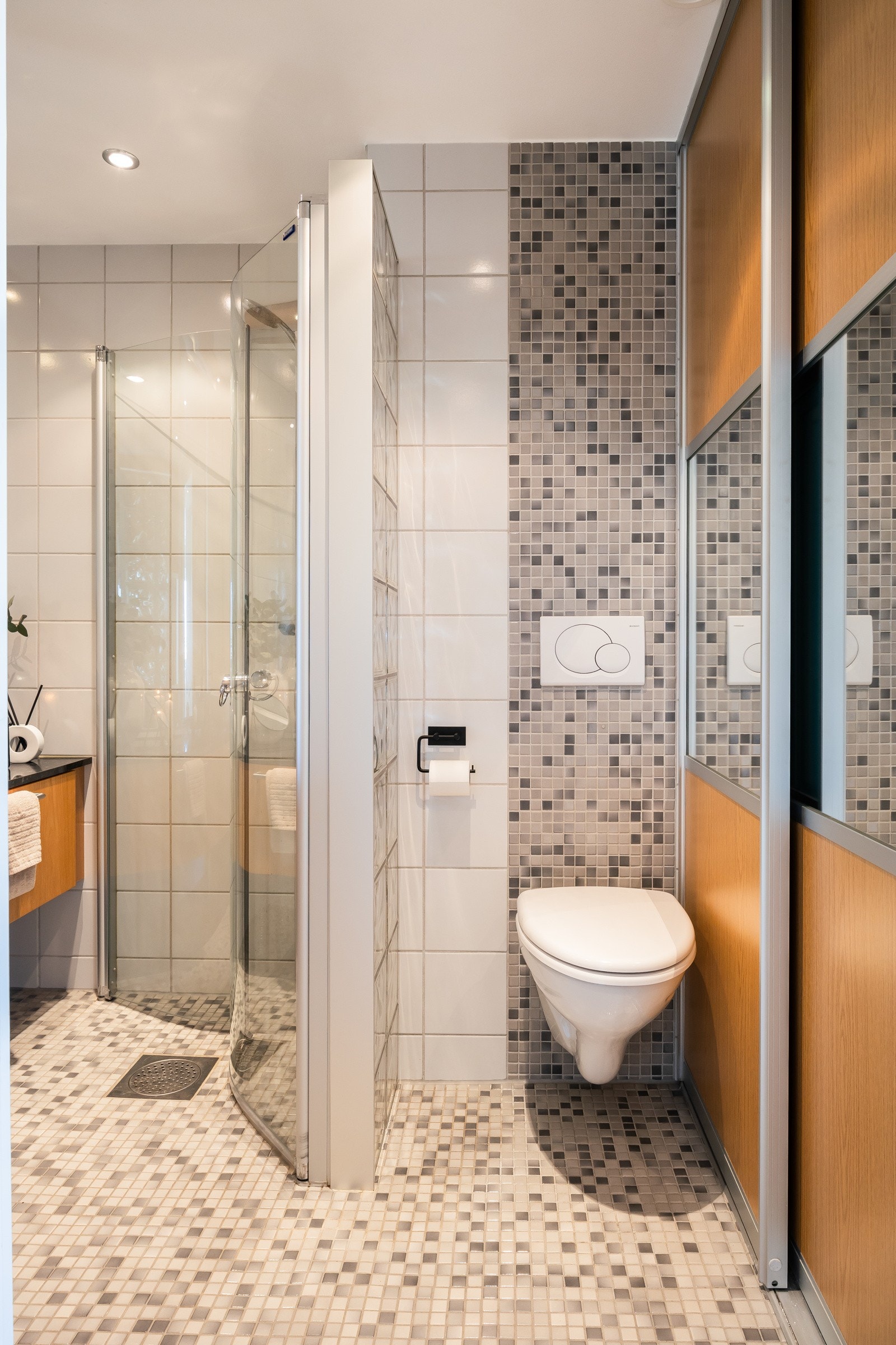 Stilrene flisvalg, gulvvarme og downlightsbelysning. Galleribilde