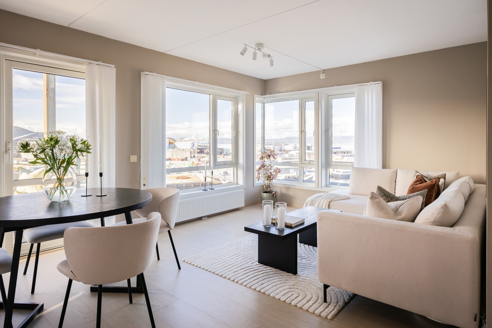 Boligen har en tiltalende stil og er oppgradert med nye gulv og overflatebehandling i perioden 2023-25. Galleribilde