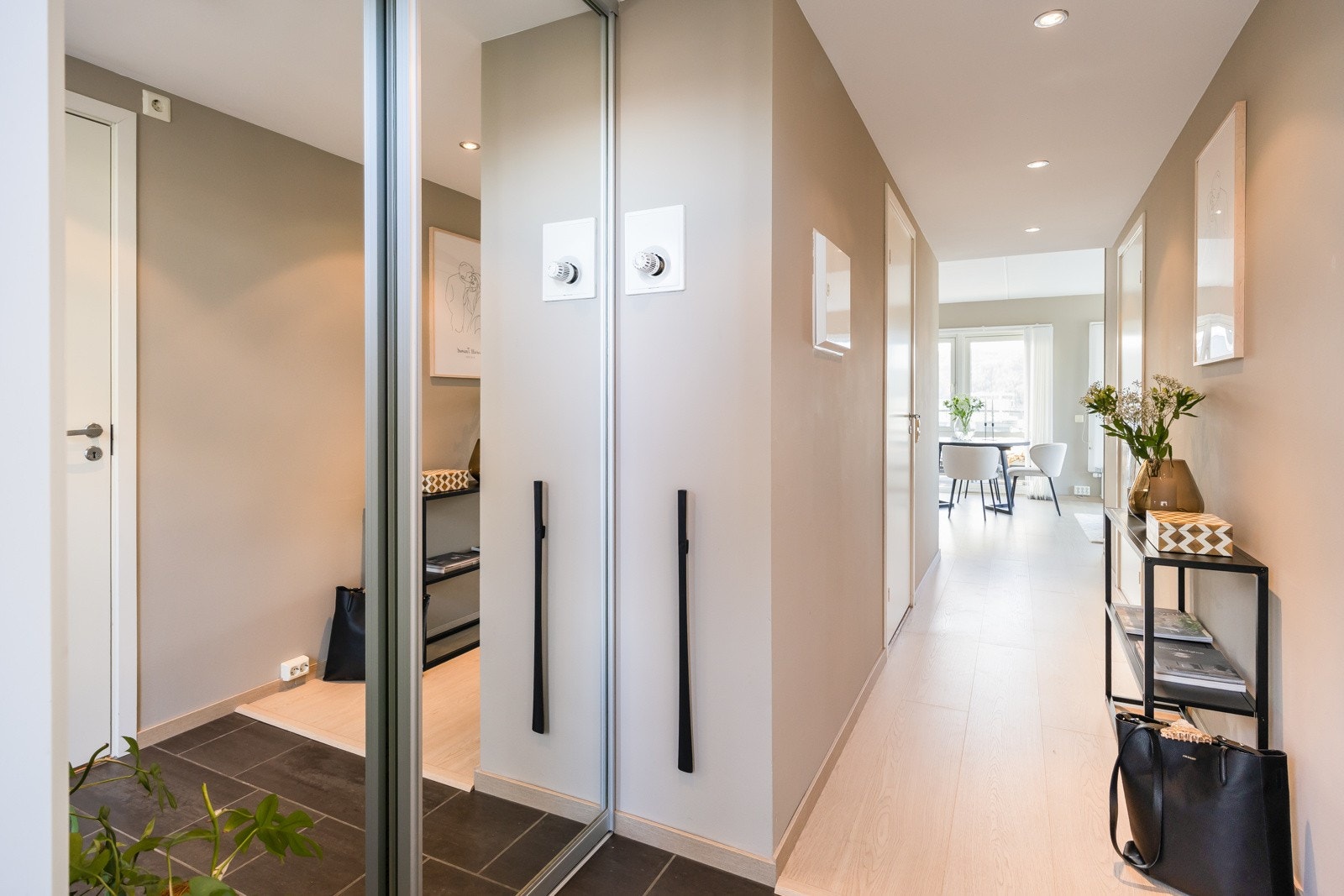 Praktisk entré med store skyvedører som rommer en kombinert innebod og walk-in. Galleribilde