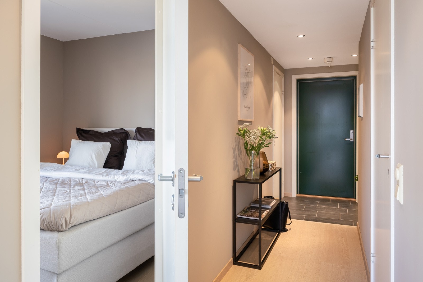 Praktisk planløsning med to soverom med tilgang på innebod/walk-in-garderobe og bad rett over gangen. Galleribilde