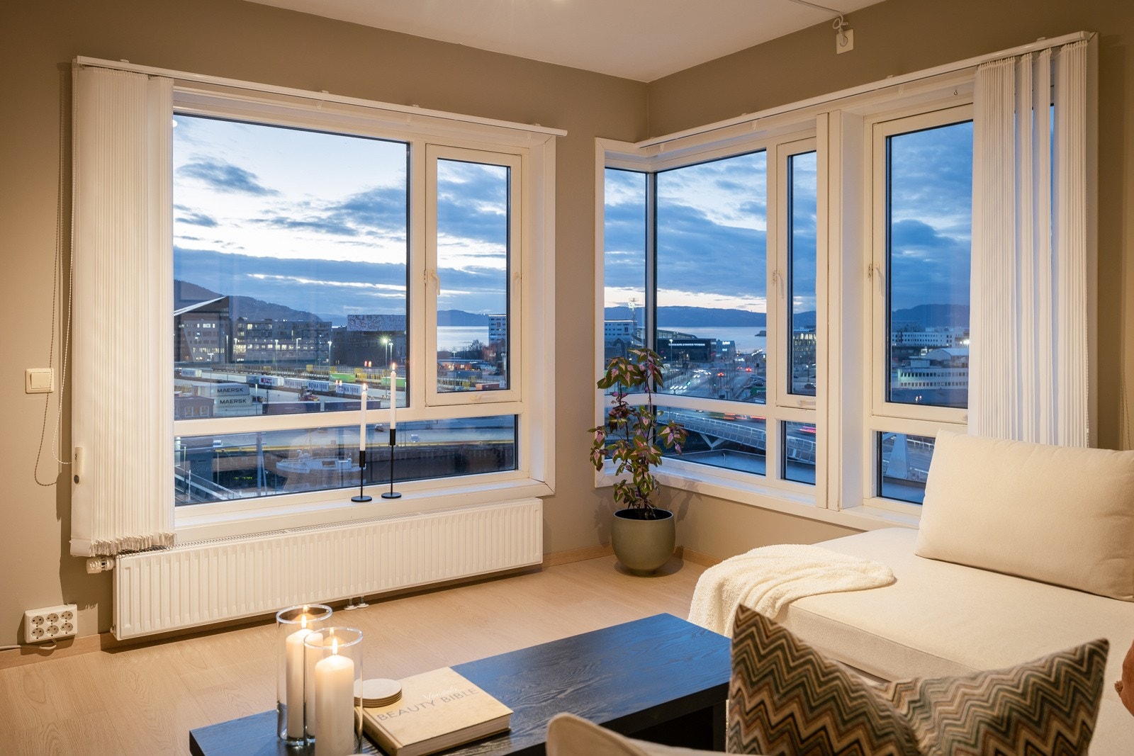 Hjørnevinduene i stua slipper solnedgangen inn i rommet på sommerstid, og gir langstrakt utsikt året gjennom. Galleribilde