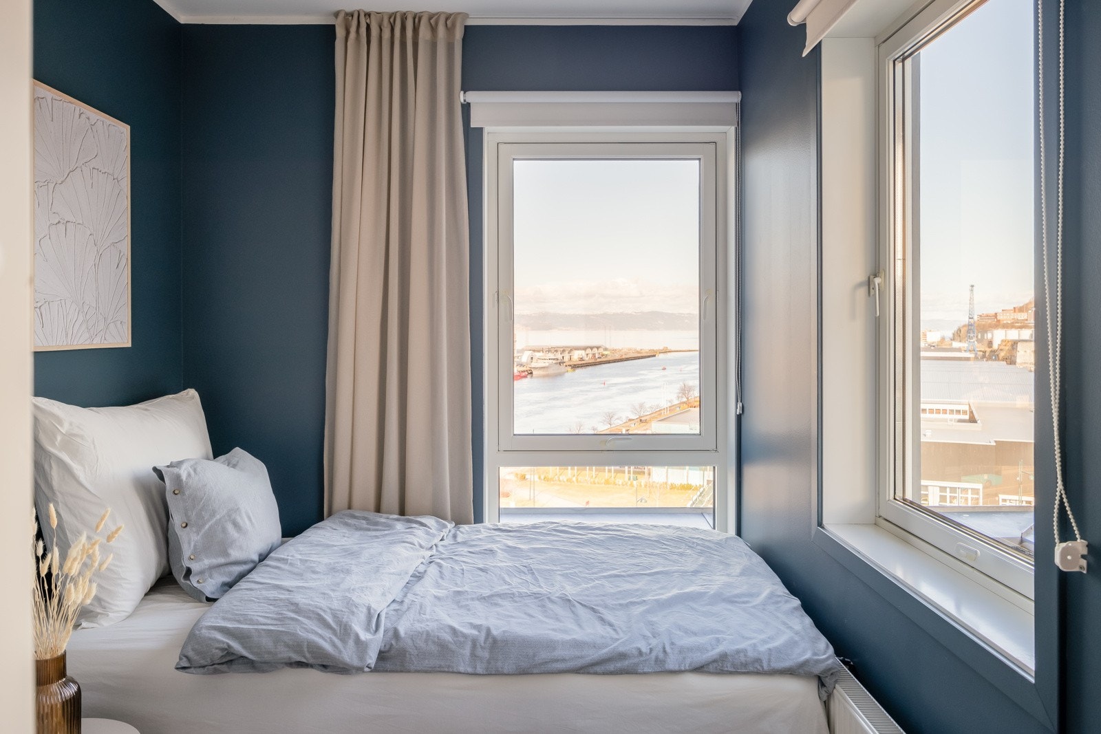 Soverom 2 utgjør ca. 6 kvm og har en utmerket beliggenhet på hjørnet mot Nyhavna og Dora. Galleribilde