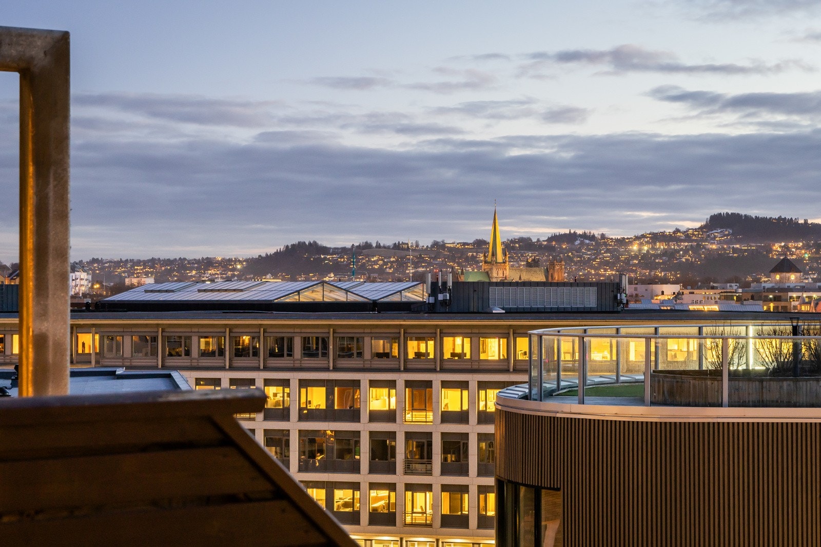 Upåklagelig utsikt både mot fjorden og innover mot byen med bl.a. spiret på Nidarosdomen som skimtes fra sentrum. Galleribilde
