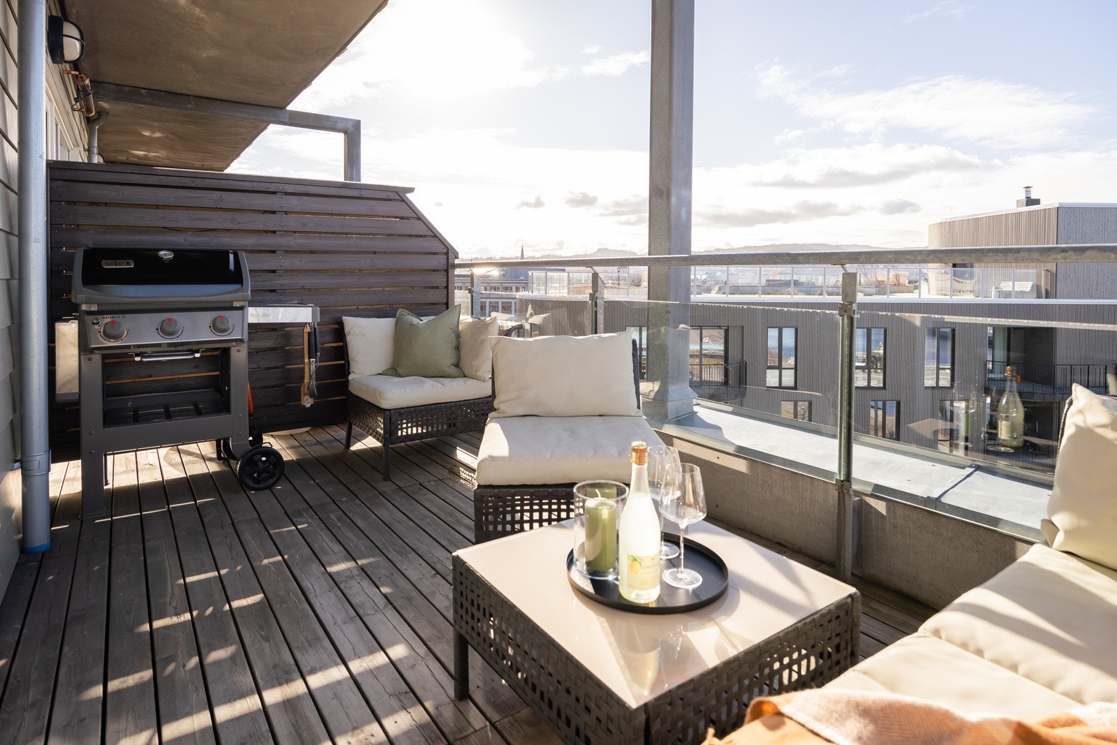 Den flotte takterrassen gir plass til både utemøblement og grill, og har god skjerming mot naboenhet. Galleribilde