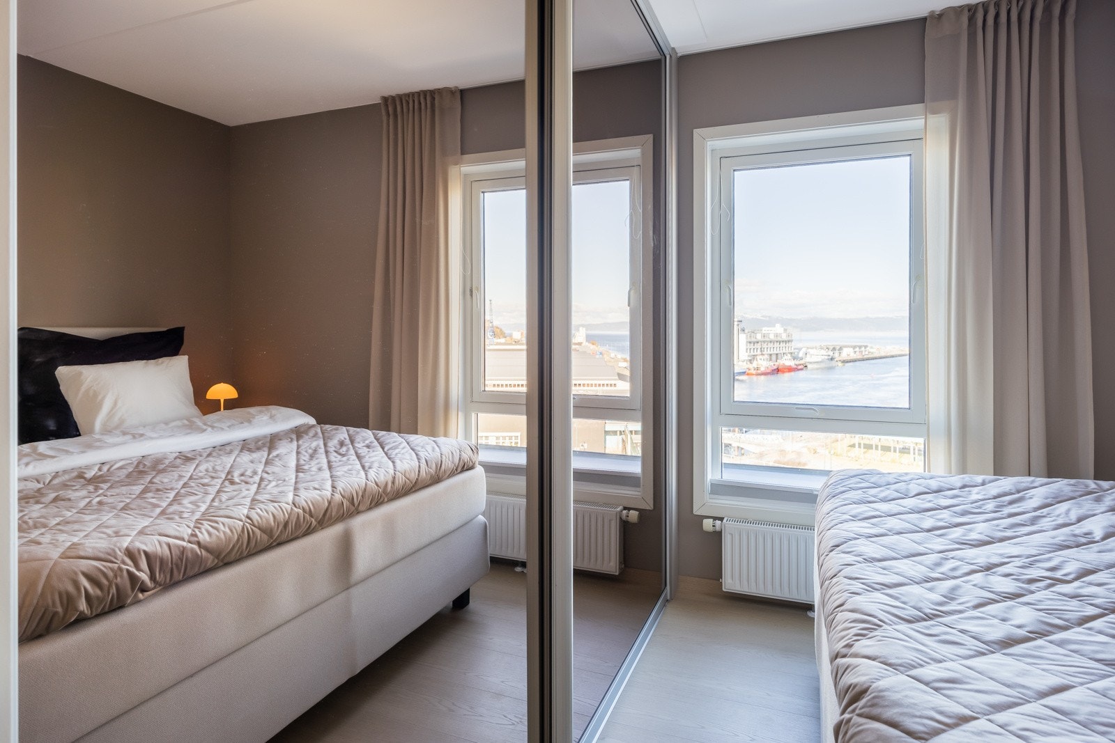 Utstrakt skyvedørsgarderobe på hovedsoverommet, og flott utsikt! Galleribilde