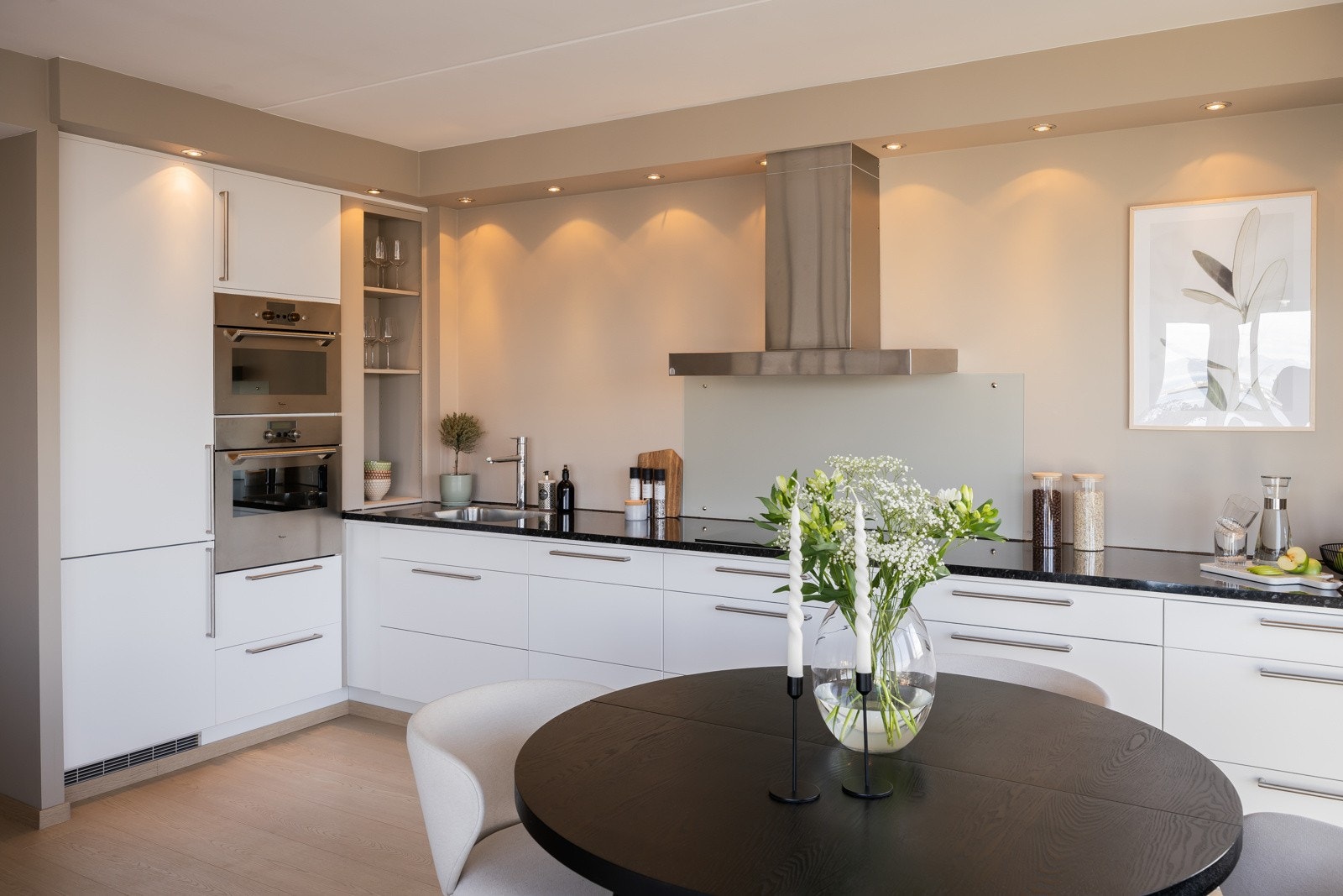 Utstrakt og tidløst kjøkken med moderne innredning, særdeles god benkplass og integrerte hvitevarer. Galleribilde