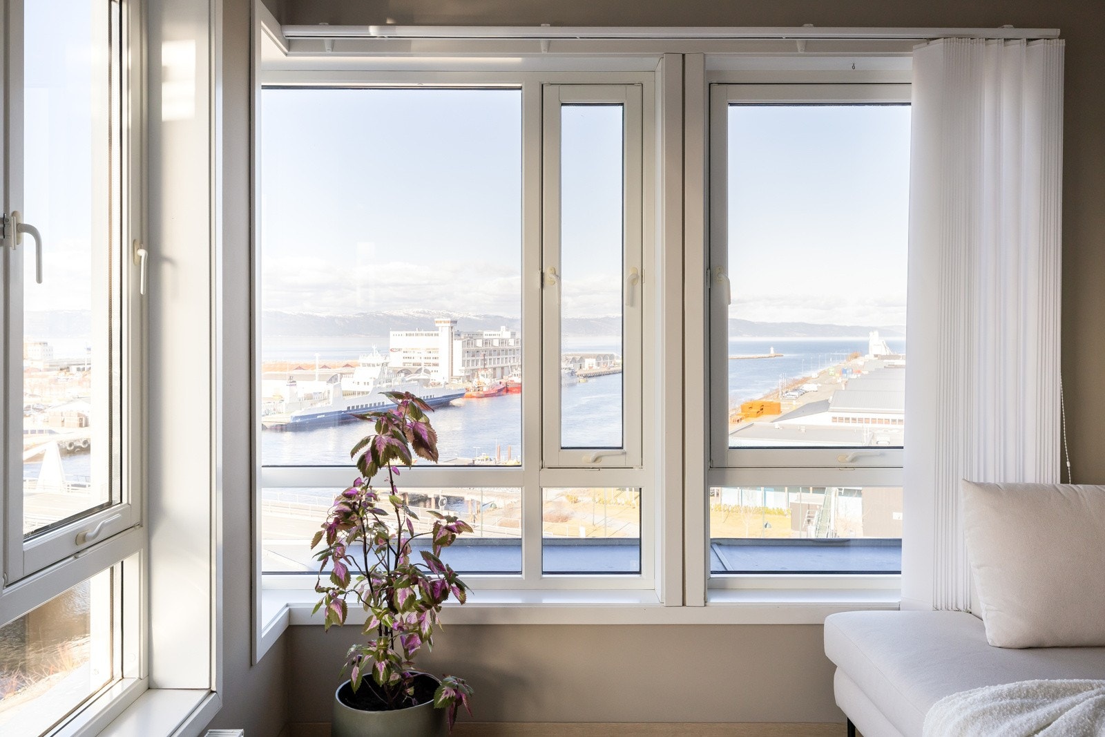 ...eller livet langs Nidelva og ned mot elvemunningen ved Transittkaia og Nyhavna. Galleribilde